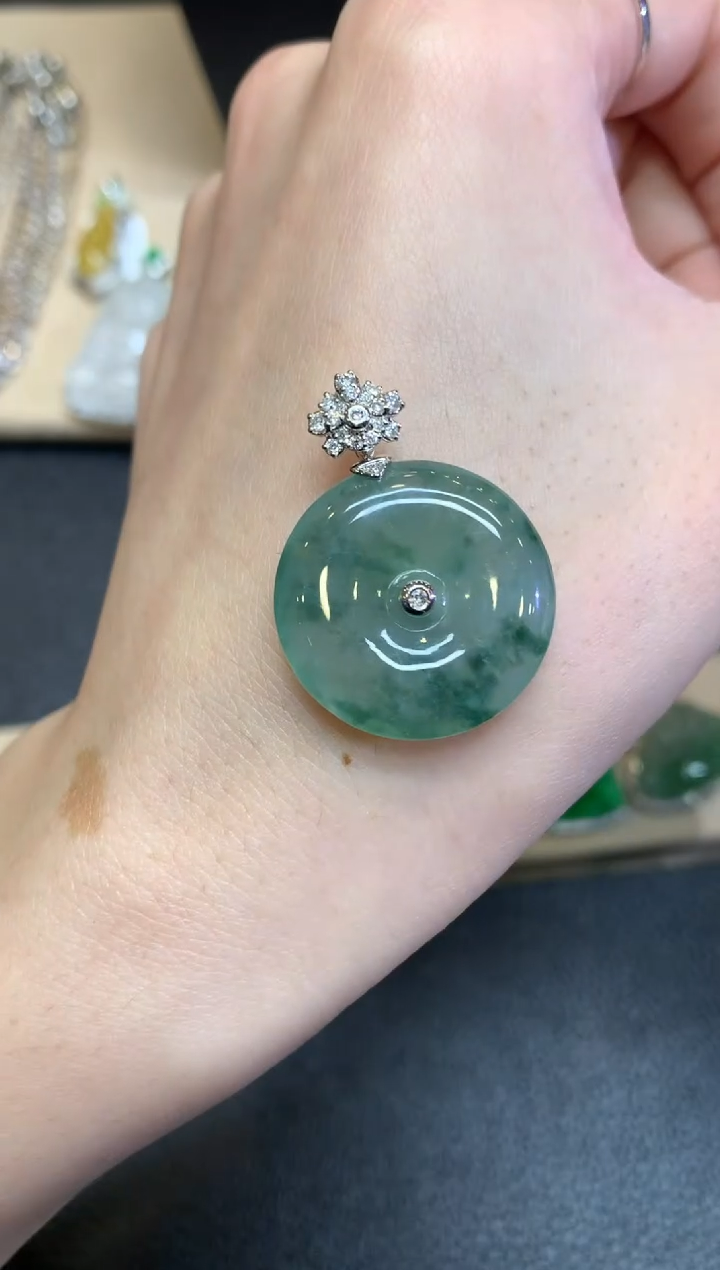 【闪购商品】翡翠颈饰18K金镶嵌平安扣【无服务费】