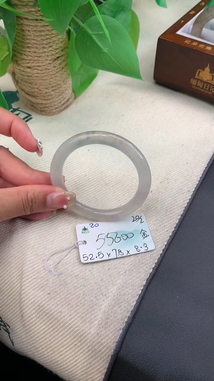 【闪购商品】翡翠手镯未镶嵌女神节#送礼#，下单联系客服核对地址~