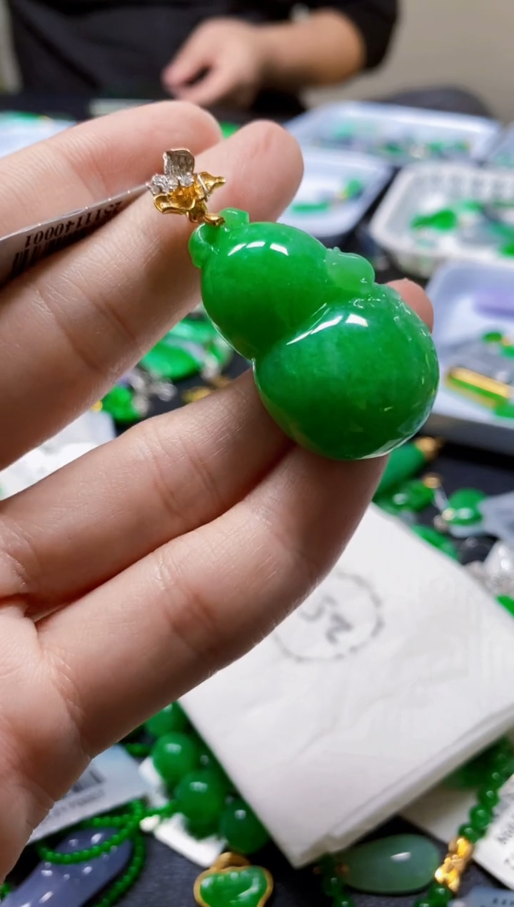 颈饰18K金镶嵌翡翠葫芦