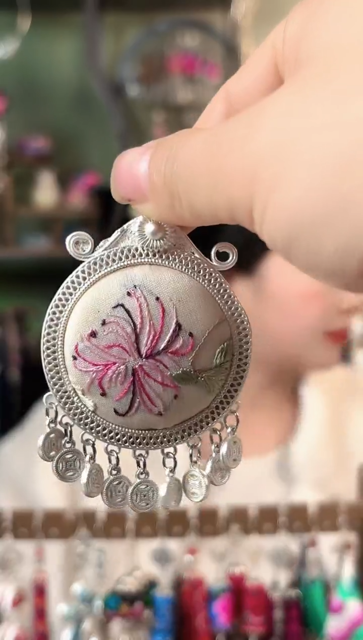 彩云南阁非遗老绣苗银饰品635