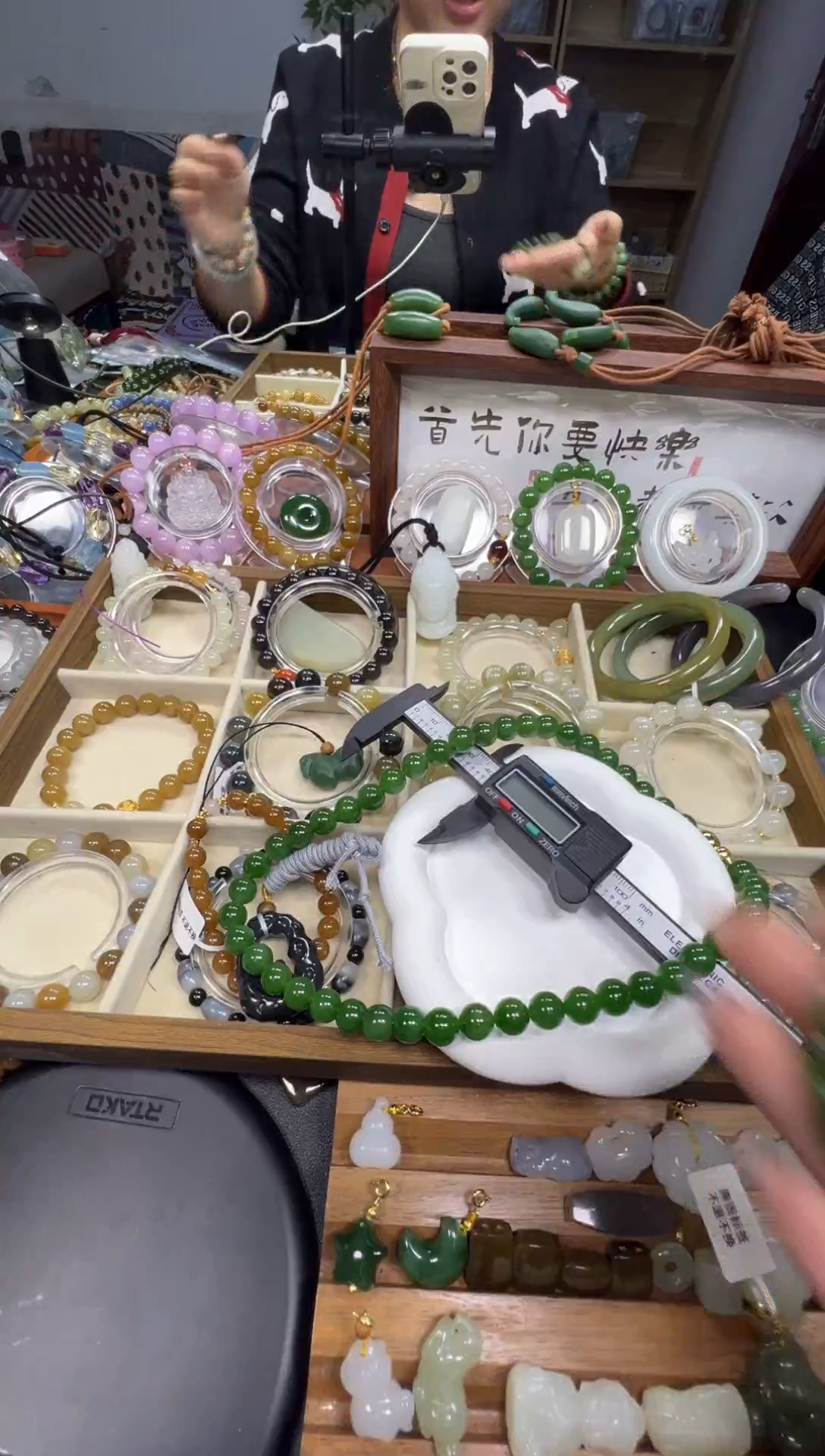 未镶嵌手链和田玉福利款辣绿冰底碧玉手串卡8