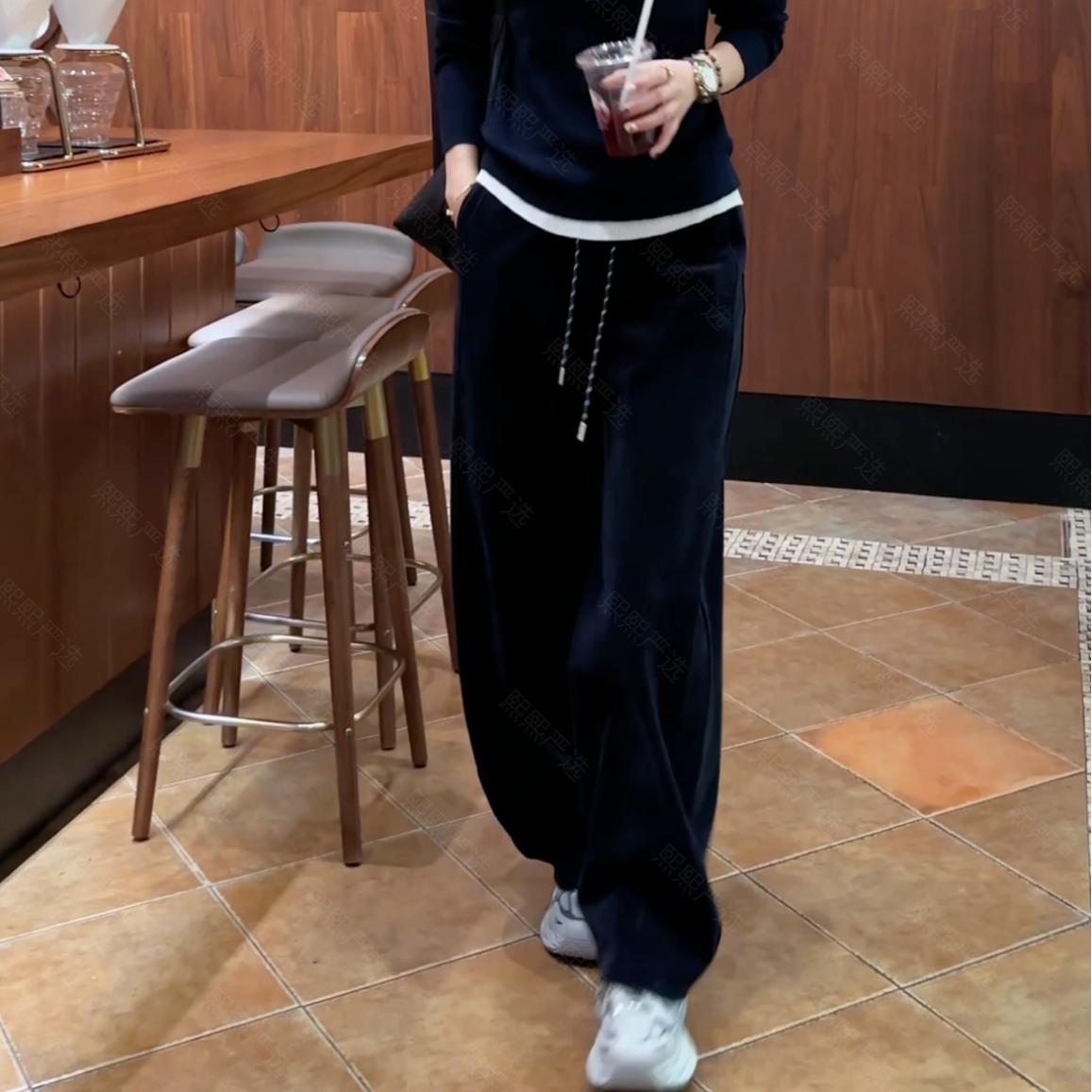 XX.YX（暖绒甜宠） 秋冬梨形身材遮胯细腻灯芯绒松紧腰弯刀裤65023