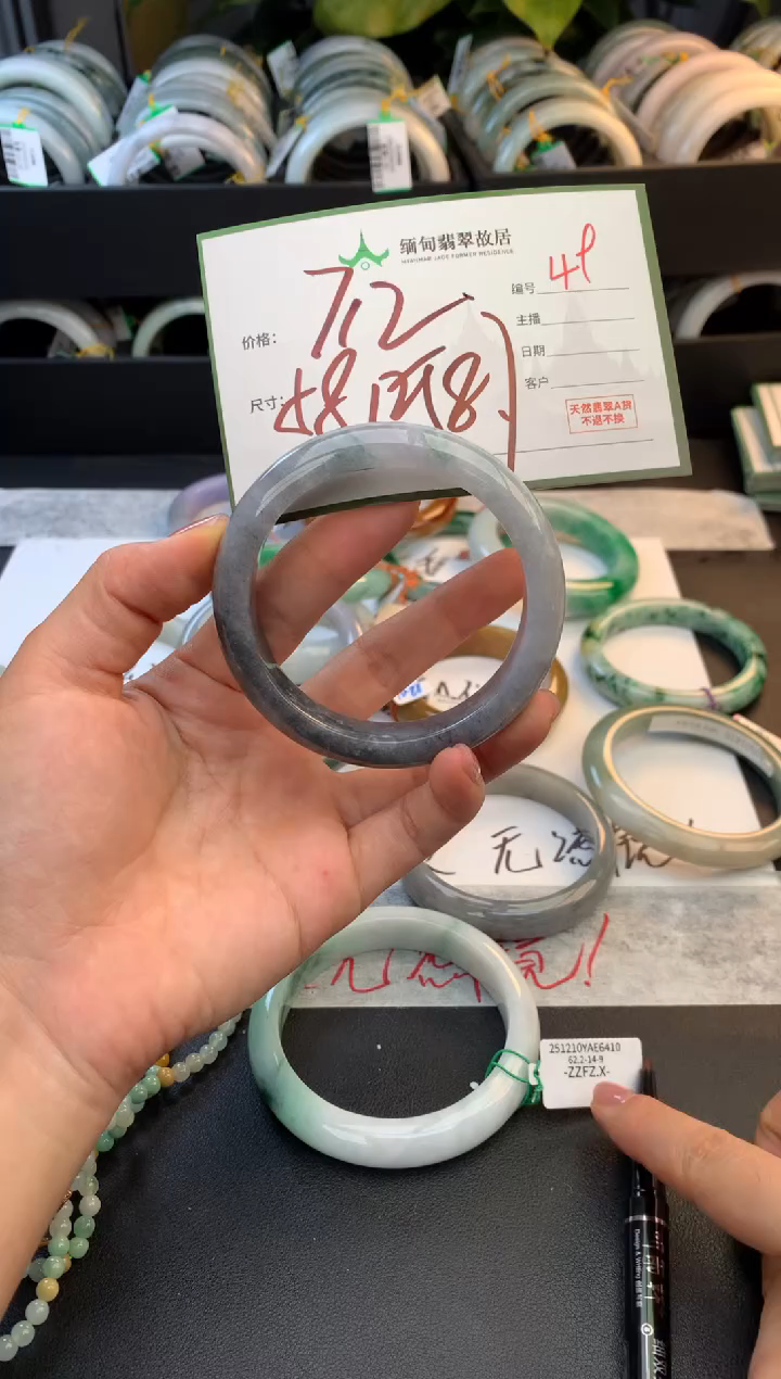 未镶嵌定制翡翠毛货需精细抛光+多人