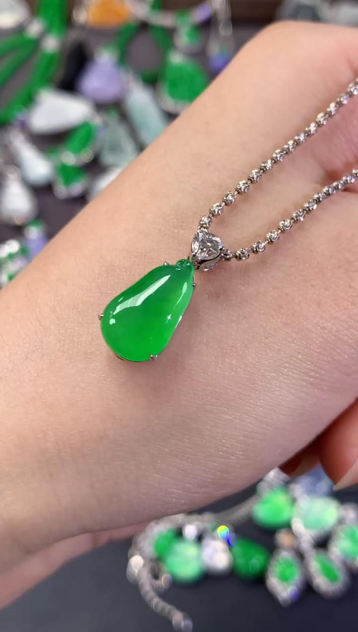 吊坠(不含链)18K金镶嵌翡翠T***记C100|39800