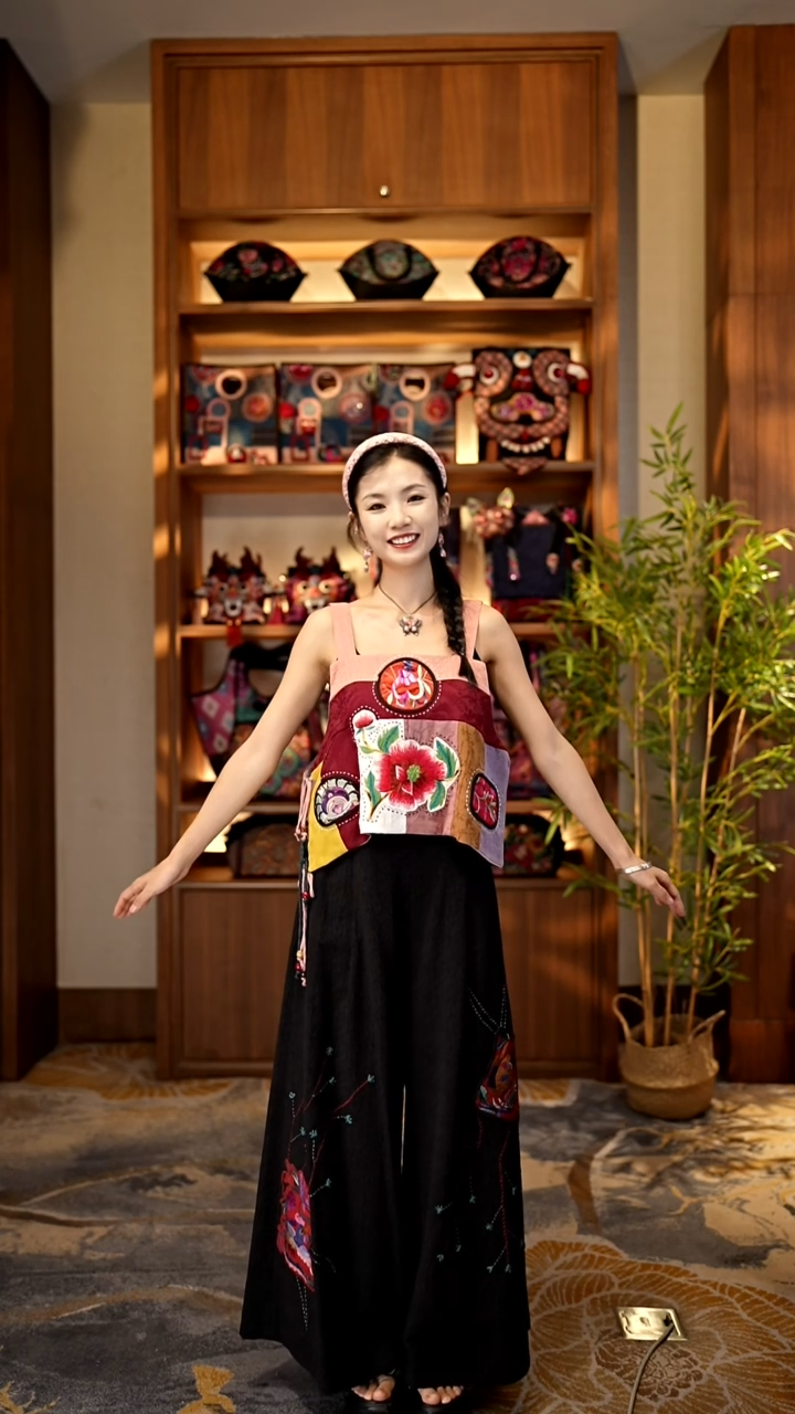 刺绣私人定制苗族手工衣服A9384