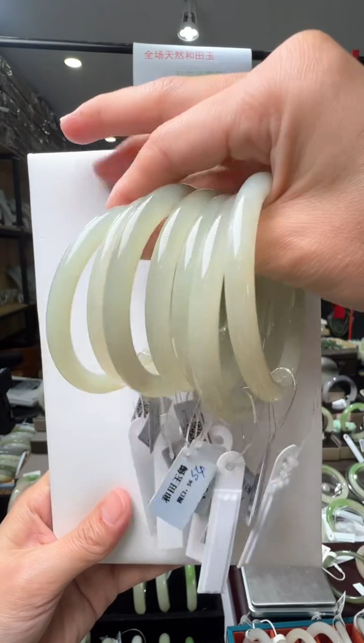 【闪购商品】和田玉手镯未镶嵌葡萄肉手镯（多样性发货一件）