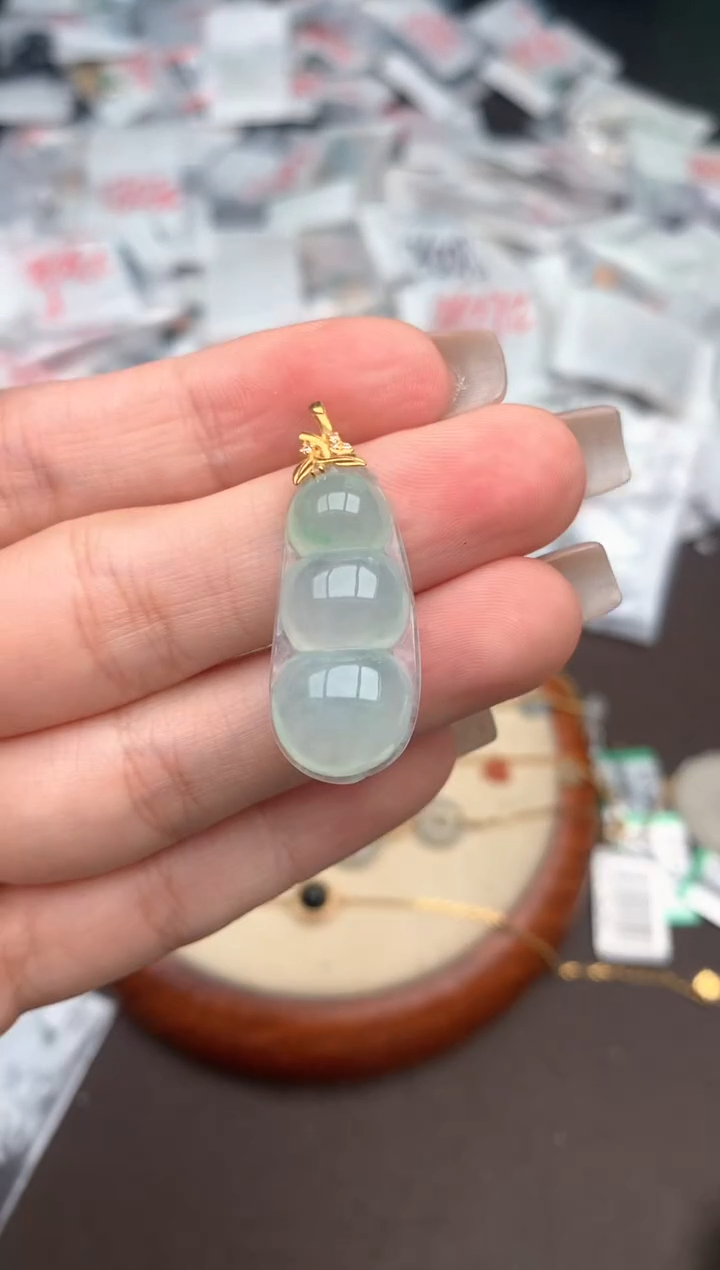 18K金镶嵌挂件翡翠一