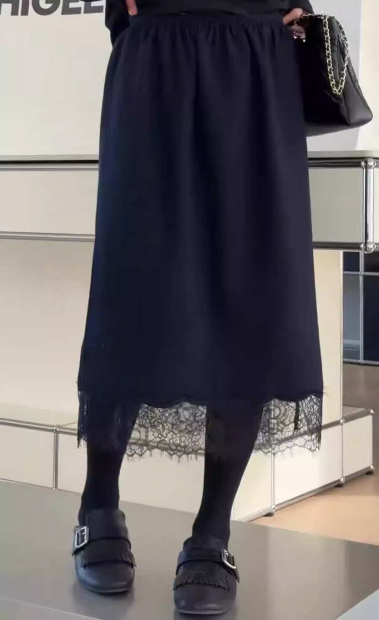 诗歌兰女装   2025冬款7964时尚百搭赞蓝松紧腰拼接蕾丝半身裙