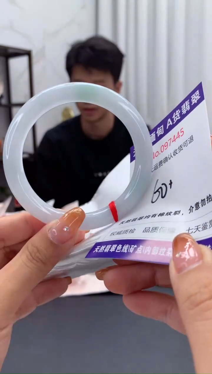 未镶嵌手镯翡翠有纹，完美者勿拍