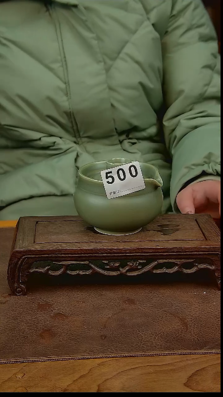 绿釉手抓壶500   