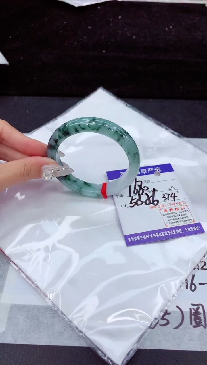 翡翠手镯未镶嵌1
