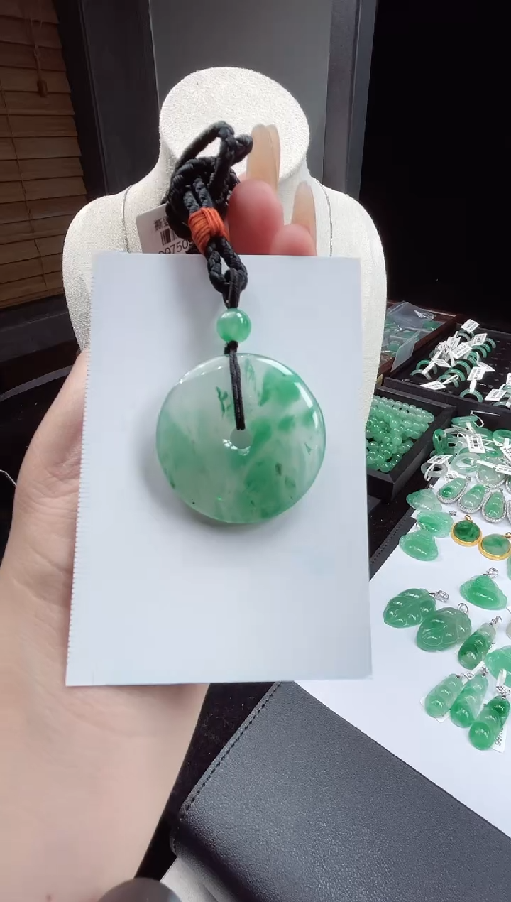 吊坠(赠链)未镶嵌石英质玉（非洲翠）21.55平安扣