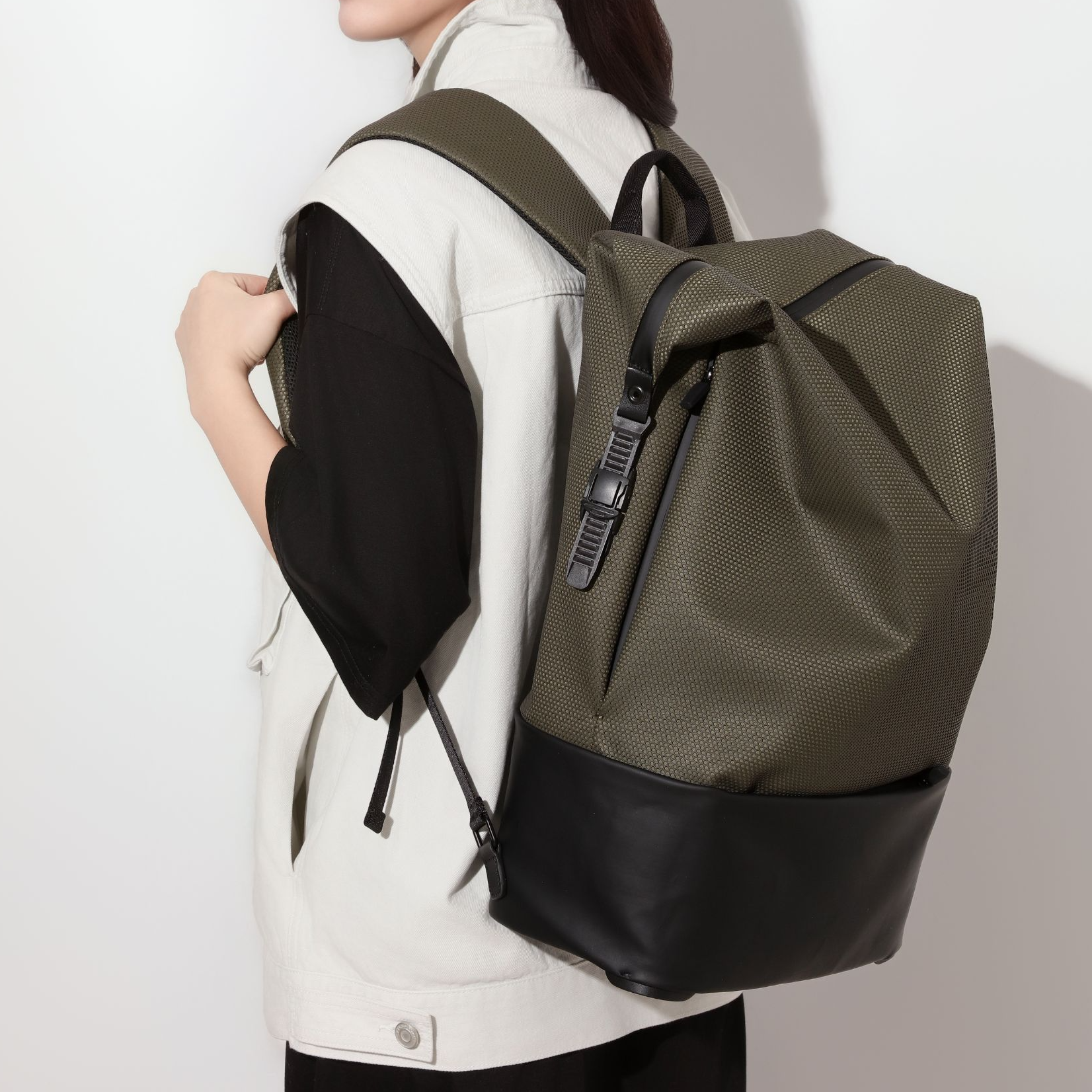 素人SUREN 25春夏新品大容量双肩包旅行背包骑行包书包时尚休闲