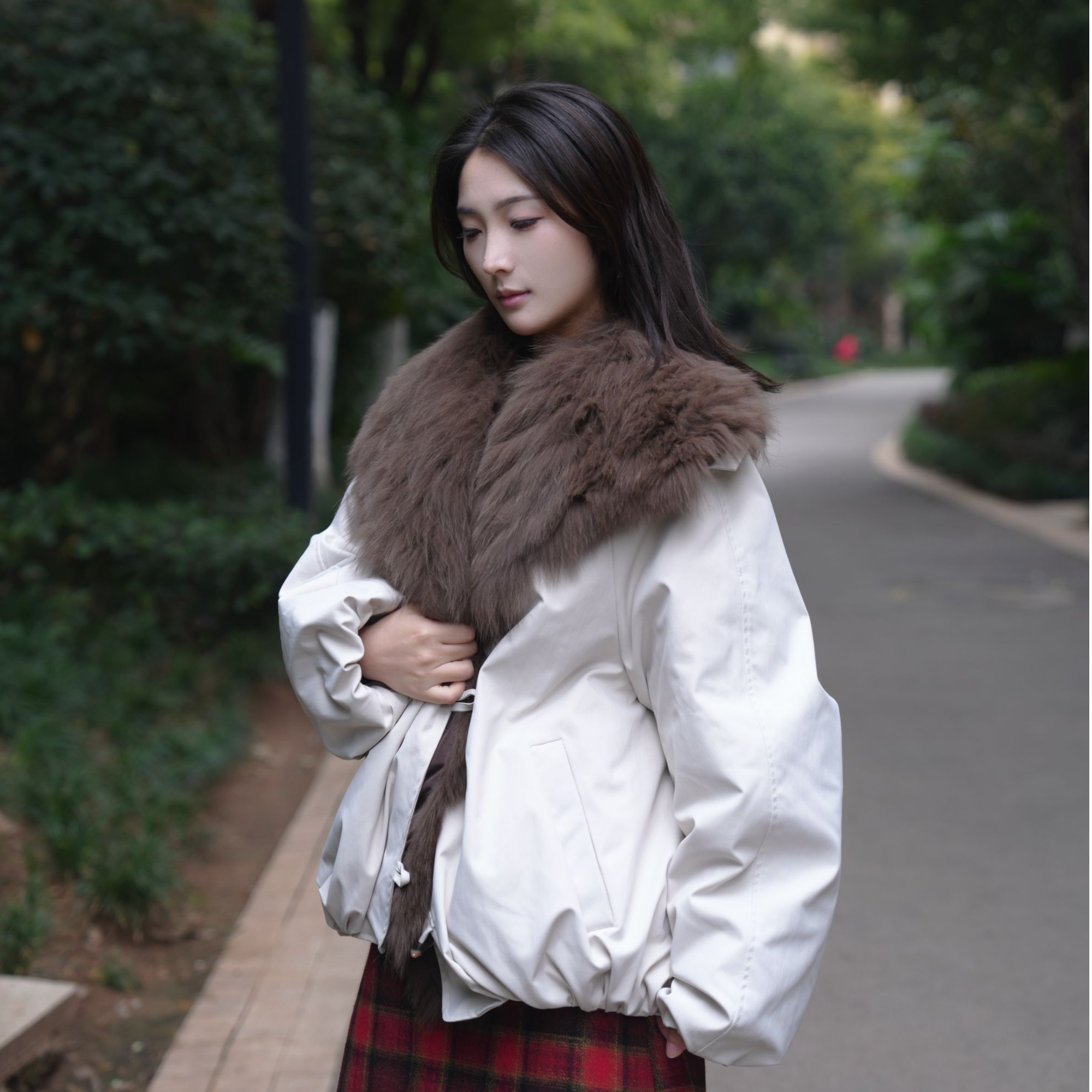 冬季鹅绒狐狸毛领长袖短款女士厚款宽松型可拆卸毛领保暖外套