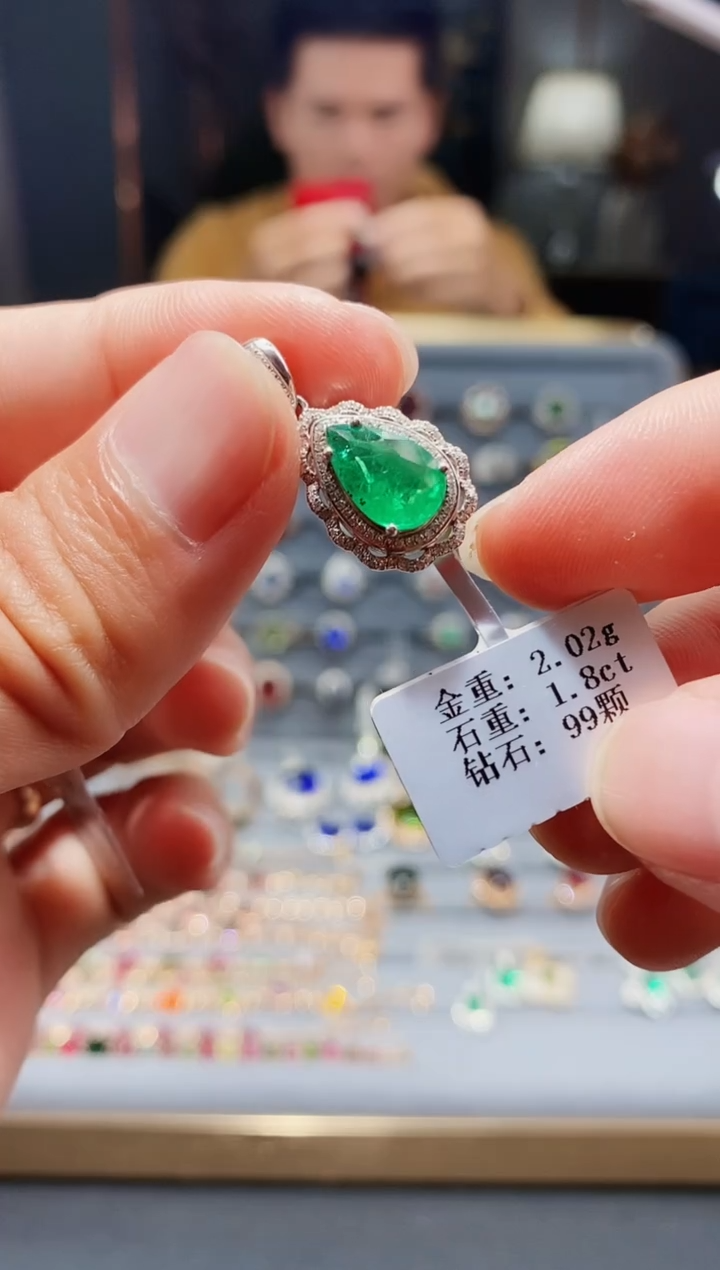 【闪购商品】祖母绿颈饰18K金镶嵌1.8..