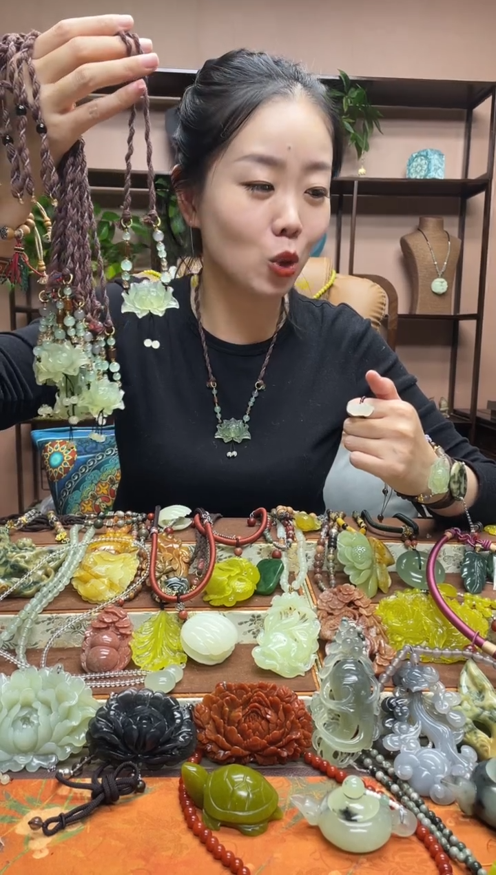 未镶嵌岫玉吊坠多样性发货发其中之一