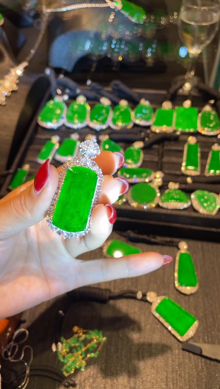 【闪购商品】翡翠颈饰18K金镶嵌翡翠