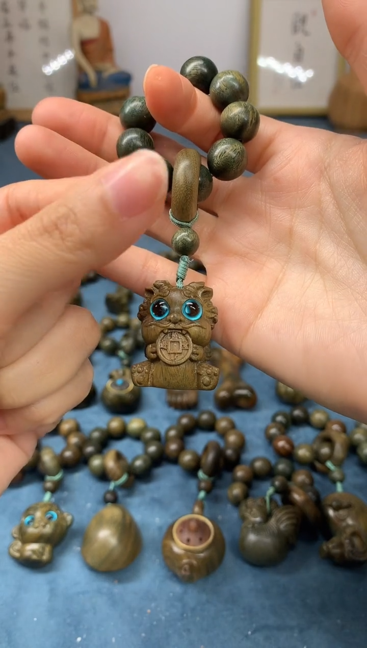 【闪购商品】维腊木（绿檀）把件吞金兽 盘玩件