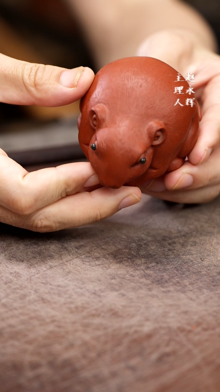 紫砂茶宠紫砂抱财鼠