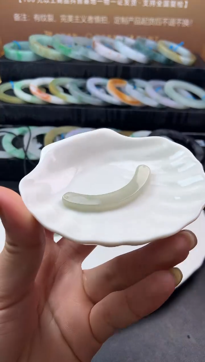 【闪购商品】翡翠颈饰未镶嵌玉璜