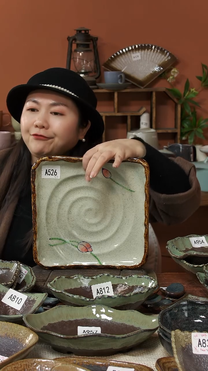 陶瓷A526 一只陶瓷手绘荷花黑点方盘25*3.5可能微瑕