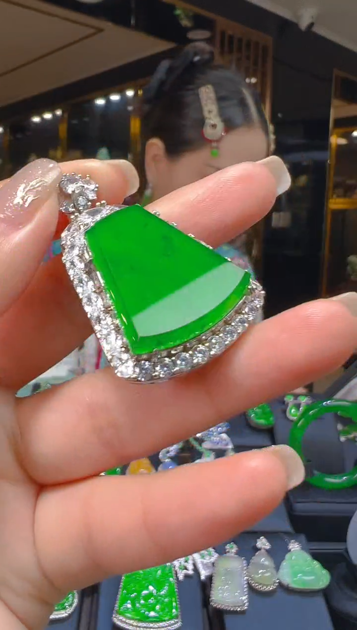 吊坠(赠链)银S925镶嵌翡翠070     