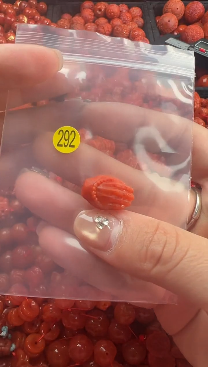 南红玛瑙未镶嵌颈饰1