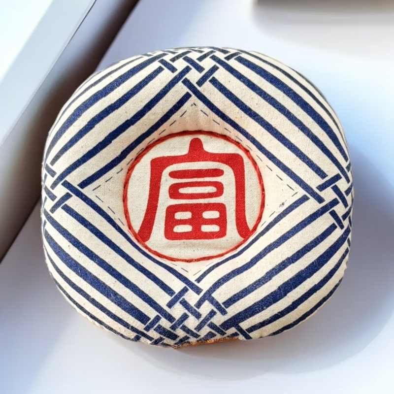 铁兜专属胡老师甜甜圈造型杯垫，福喜款随机发，更蕴含了磁吸设计。