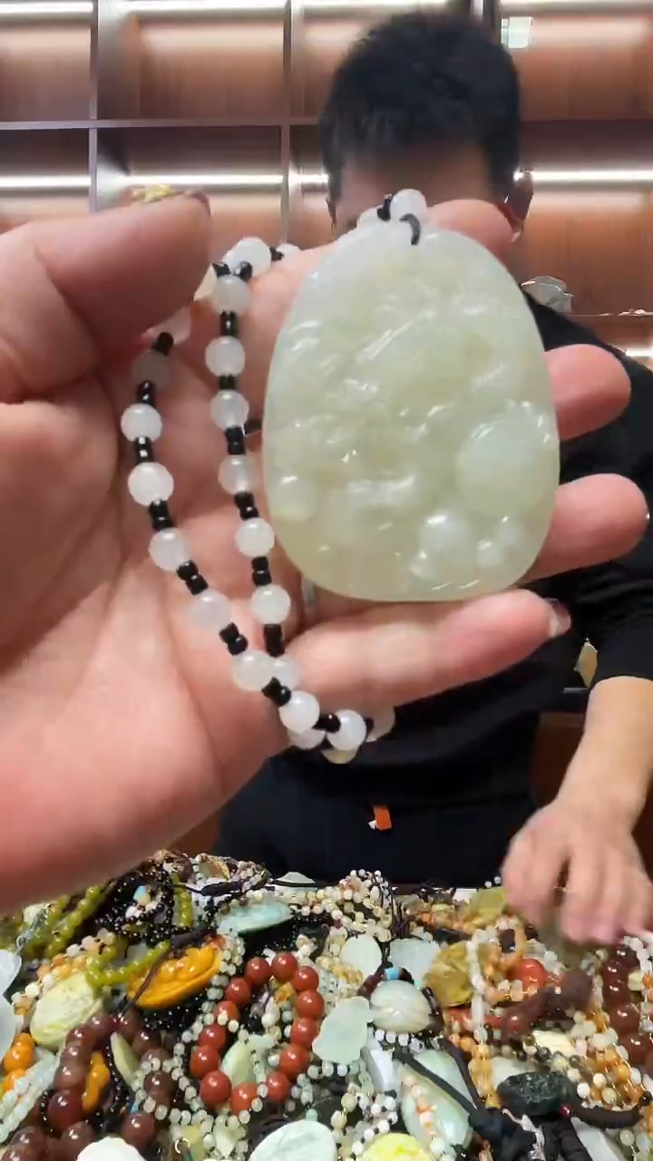未镶嵌蛇纹石玉吊坠     