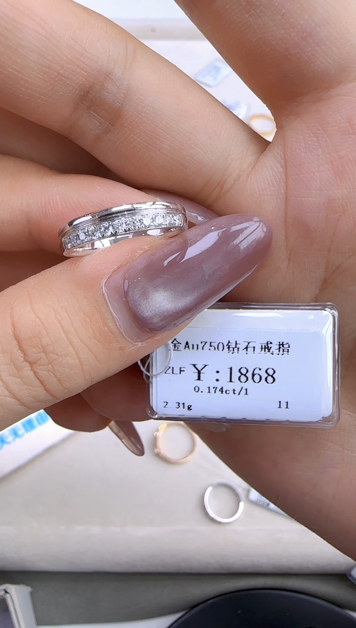 【闪购商品】钻石戒指/指环18K金镶嵌168800