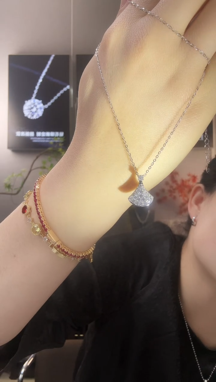 主播定制链接银色款小裙子吊坠