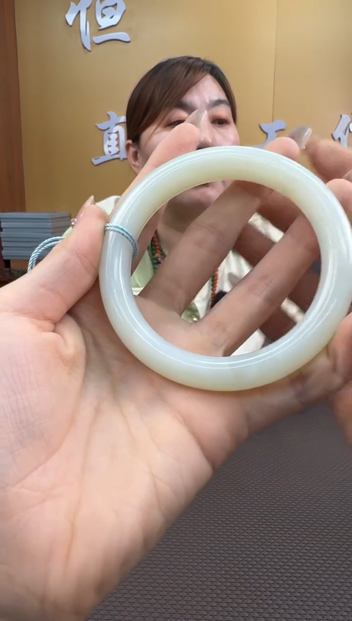 【闪购商品】和田玉手镯未镶嵌62