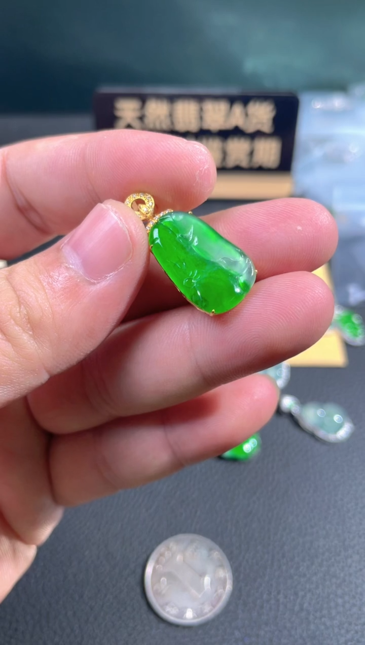 【闪购商品】翡翠颈饰18K金镶嵌翡翠