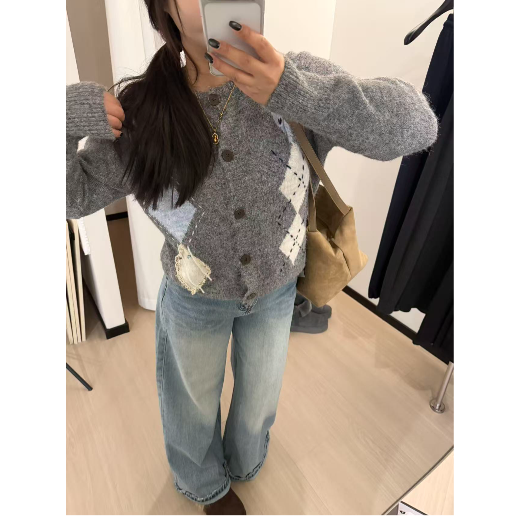 西西  【撞色菱格】miu系软糯显瘦开衫毛衣