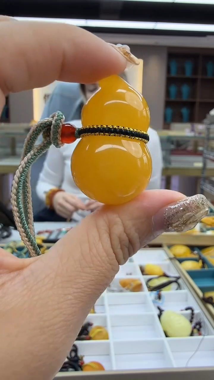 琥珀颈饰未镶嵌163秒拍号 假一罚三 