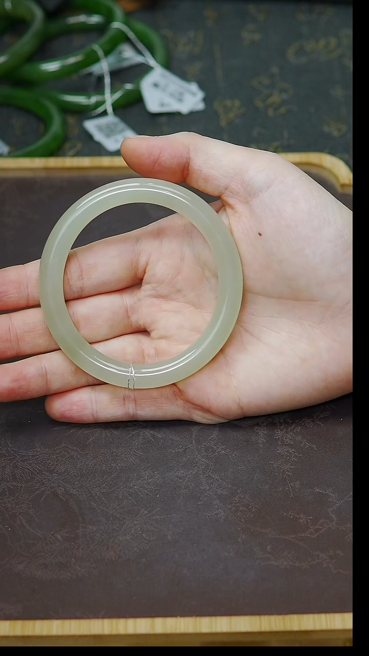未镶嵌手镯和田玉54-55圈口胖圆条冰晴水
