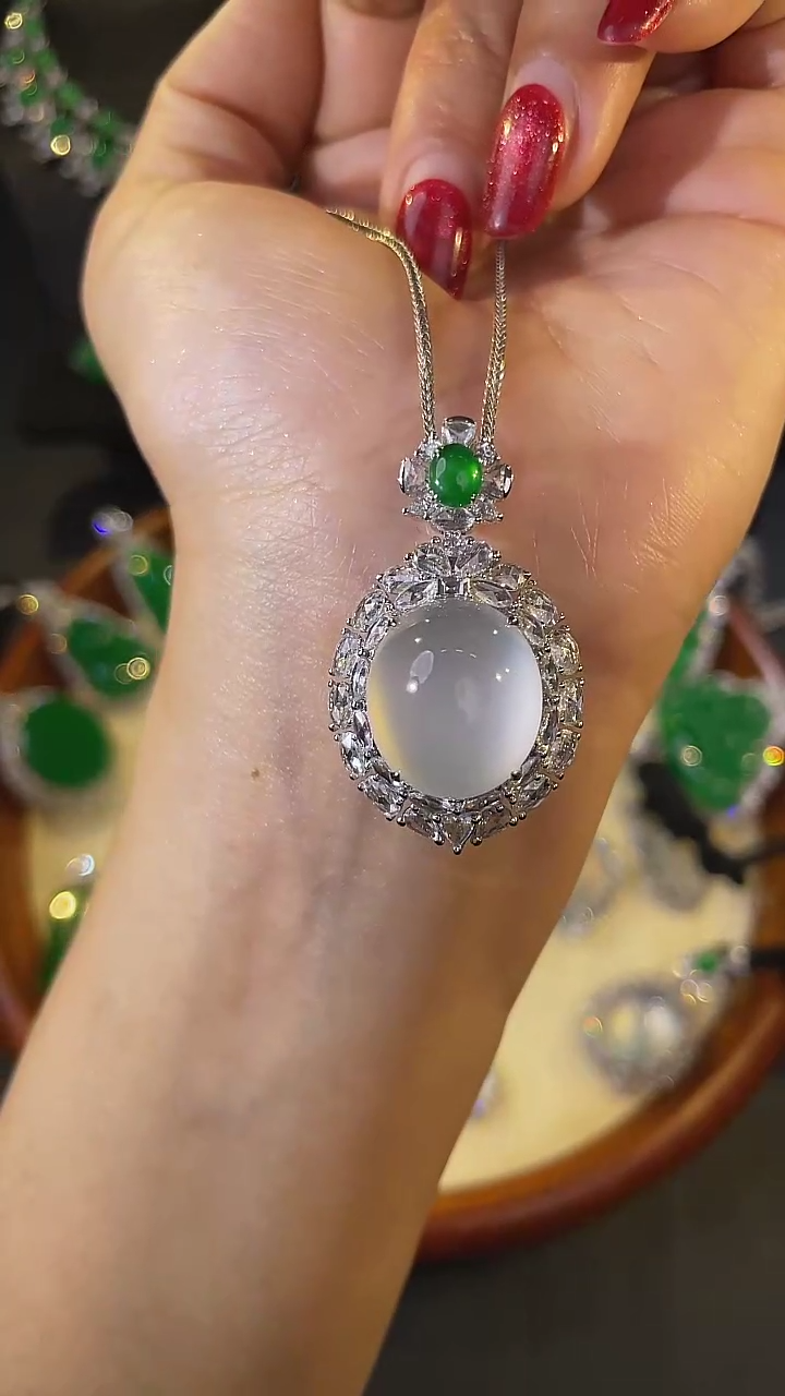 【闪购商品】翡翠颈饰18K金镶嵌吊坠