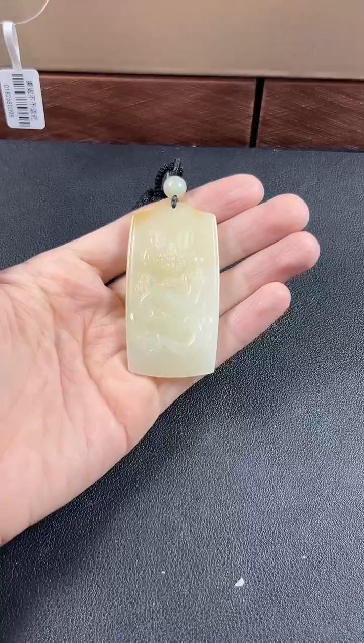 和田玉未镶嵌吊坠(赠链)且末金山微色差吊坠