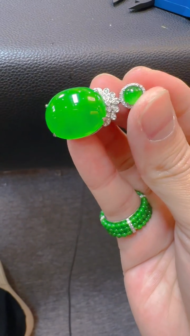 【闪购商品】翡翠吊坠(赠链)18K金镶嵌天然a货翡翠