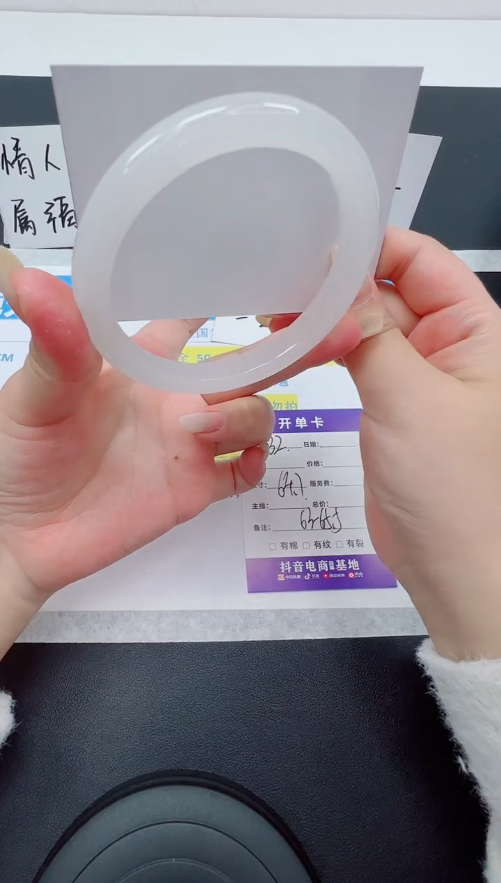 【闪购商品】石英质玉手镯未镶嵌编号：32--64.7圈 天山翠