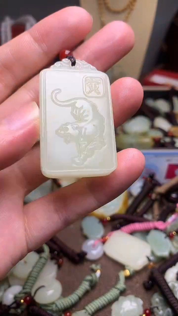 玉新疆料青海料清水保护神吊坠