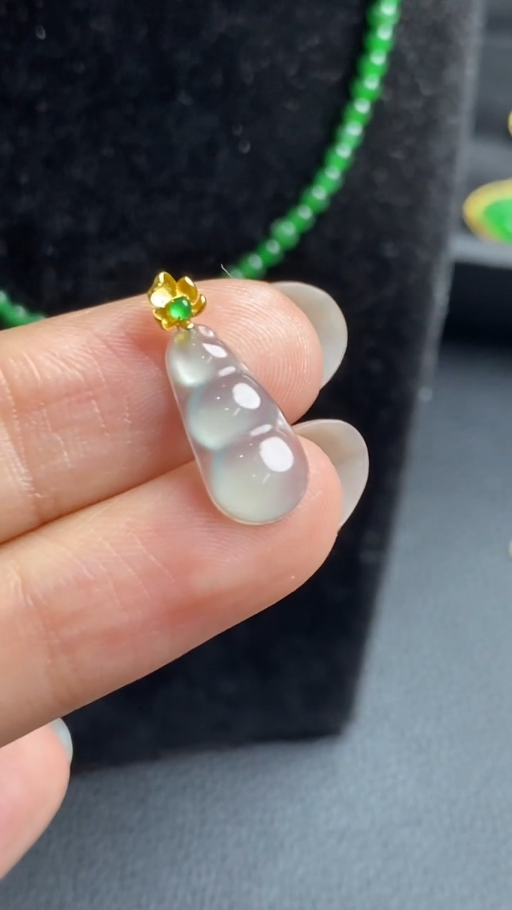 翡翠18K金镶嵌颈饰吊坠