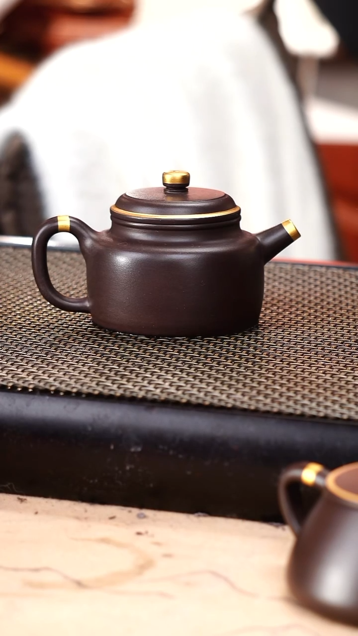 茶壶紫砂四号井茄皮紫泥描金小德钟130cc