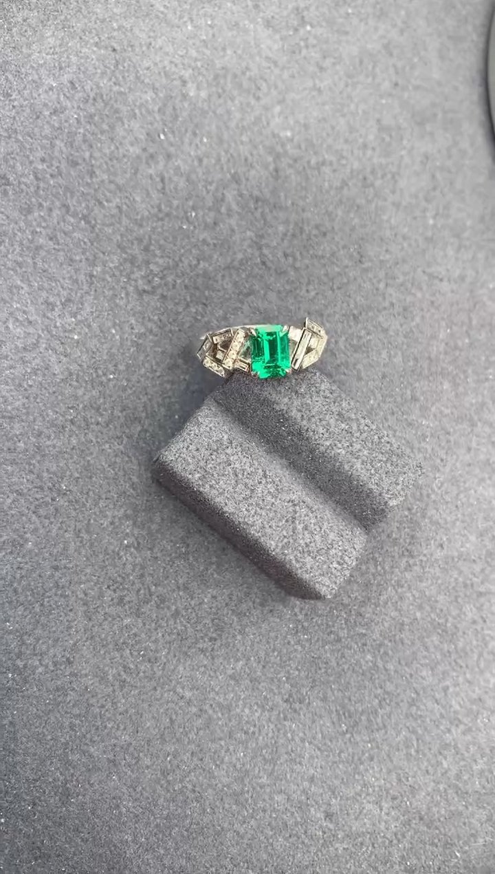 【闪购商品】祖母绿戒指18K金镶嵌81分祖母绿戒指