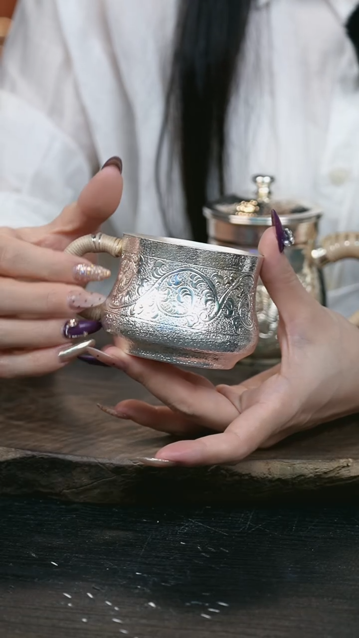 手工缠枝莲银杯999