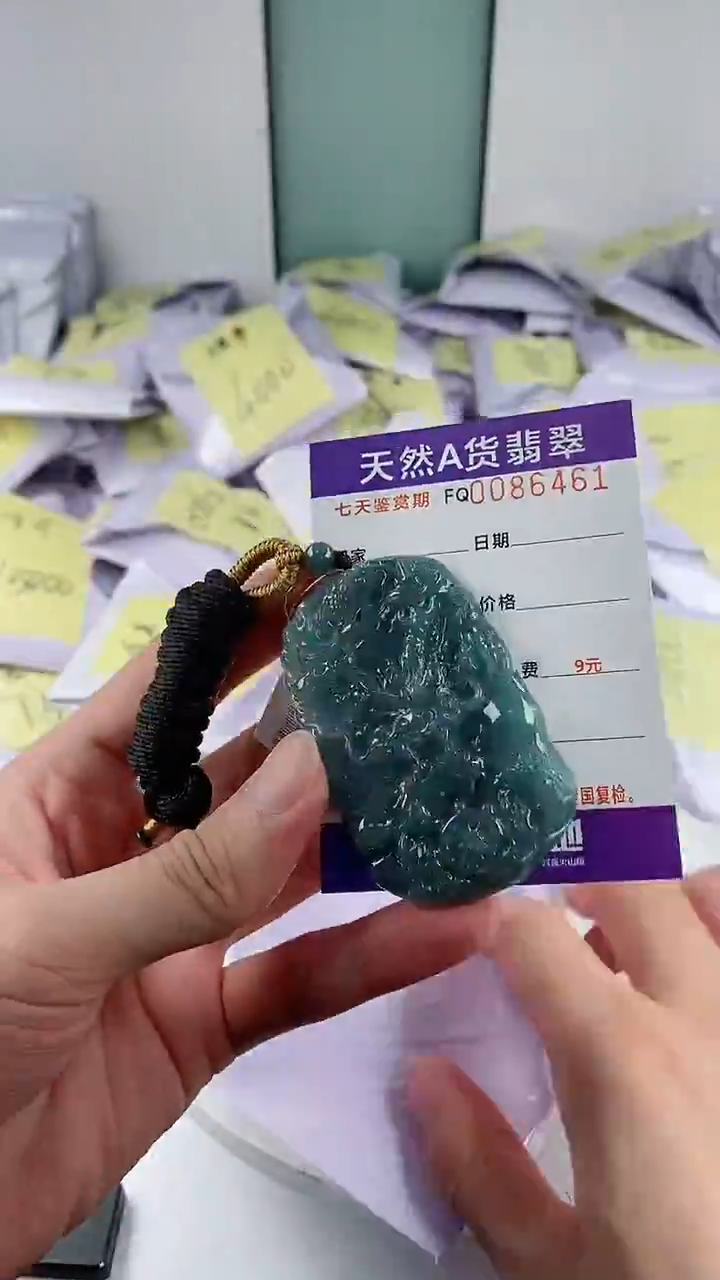 翡翠未镶嵌颈饰              