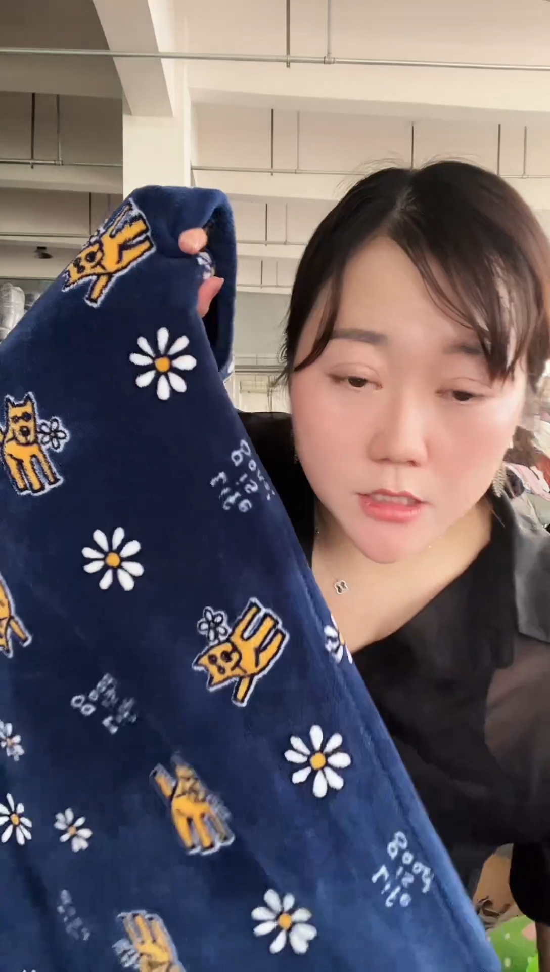 混纺主播手上拿的产品 