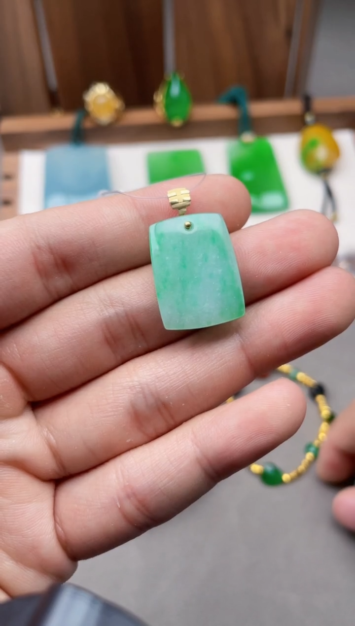 【闪购商品】翡翠颈饰18K金镶嵌王朝阳翠语糯冰果绿无事牌