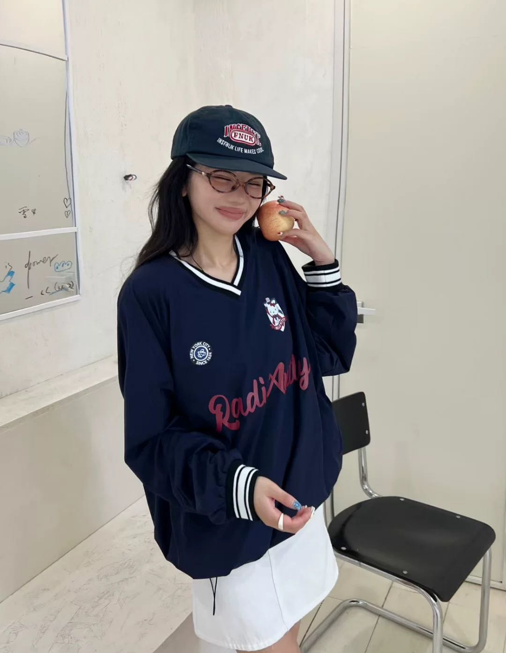 XB0312美式复古运动风字母Kitty长袖女装秋季宽松撞色条纹V领上衣