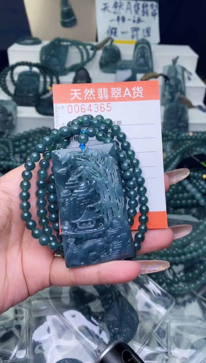 翡翠未镶嵌颈饰           
